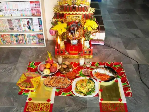 拜土地公供品常見水果有鳳梨、蘋果、橘子，土地公喜歡吃甜食如餅乾糖果。