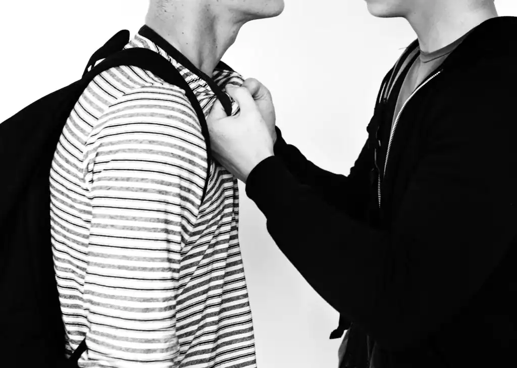 地下錢莊討債常涉恐嚇與毀損，討債上門怎麼辦？立刻保全證據報警