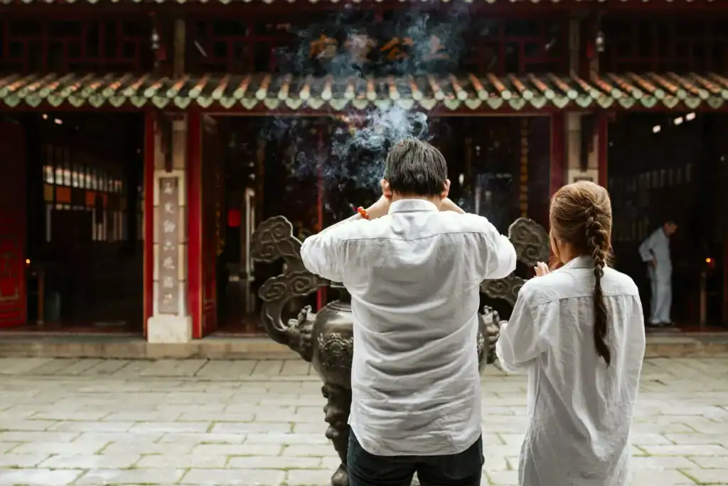 拜土地公流程含擺供品、點香、燒金紙，常見日子有初二十六與頭牙尾牙。