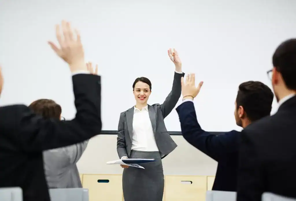 合法直銷以產品銷售為主，而老鼠會則透過拉人頭與繳費制度獲利，是詐騙的根源